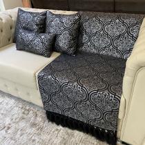 Kit Manta Arabesco, 2 Capas de Almofada e 1 Almofada Retangular Luxo Preto e Prata 45cmx45cm Kit Manta Arabesco, 2 Capas de Almofada e 1 Almofada Retangular Luxo Preto e Prata 45cmx45cm