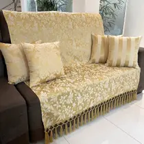 Kit Manta Floral e 4 Capas de Almofadas Dourado 45cmx45cm Kit Manta Floral e 4 Capas de Almofadas Dourado 45cmx45cm
