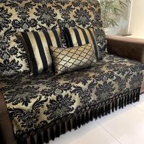 Kit Manta Medalhão, 2 Capas de Almofada e 1 Almofada Retangular Luxo Preto e Dourado 45cmx45cm