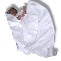 Kit manta pipoquinha branca + naninha lisa com bolinha para bebê prendedor de chupeta