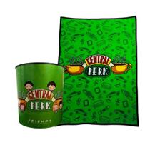 Kit Manta Solteiro com Balde Pipoca Friends Central Perk Zona Criativa Sessão Filmes Capacidade 5 Litros Cor:Verde Kit Manta Solteiro com Balde Pipoca Friends Central Perk Zona Criativa Sessão Filmes Capacidade 5 Litros Cor:Verde