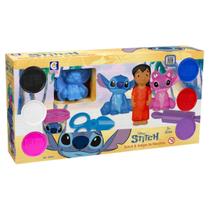Kit Massinha De Modelar Stitch Amigos Disney C/ Moldes e Acessórios Brinquedo Infantil - Lançamento - Cotiplás Kit Massinha De Modelar Stitch Amigos Disney C/ Moldes e Acessórios Brinquedo Infantil - Lançamento - Cotiplás