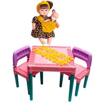 Kit Mesa Infantil 2 Cadeiras Com Boneca Ayana Mãe e Filha