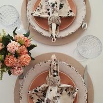 Kit Mesa Posta 12 Capas de Sousplat 12 Guardanapos de tecido 40x40cm 12 Anéis Argola Porta Guardanapo