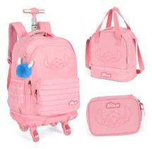 Kit Mochila Carrinho 360 C/ Chaveiro Porta Notebook Stitch