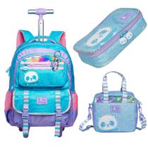 Kit Mochila Com Carrinho alça nas costas com Lancheira e Estojo Box Panda Cor:AzulTamanho:ÚnicoGenero:Unissex Kit Mochila Com Carrinho alça nas costas com Lancheira e Estojo Box Panda Cor:AzulTamanho:ÚnicoGenero:Unissex