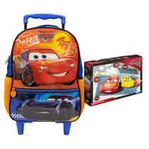 Kit Mochila com Rodas Zíper Tratorado 40cm Carros + Jogo Quebra Cabeça 100 Peças em Madeira