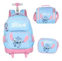 Kit Mochila Com Rodinhas Escolar Baby Stitch - Luxcel Kit Mochila Com Rodinhas Escolar Baby Stitch - Luxcel