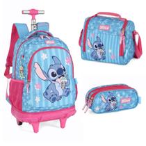 Kit Mochila com Rodinhas Stitch Disney Lancheira e Estojo triplo Kit Mochila com Rodinhas Stitch Disney Lancheira e Estojo triplo