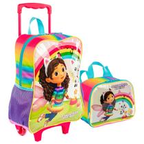 Kit Mochila De Rodinha Escolar E Lancheira Infantil Menina A Casa Mágica da Gabby Fadas Sestini Kit Mochila De Rodinha Escolar E Lancheira Infantil Menina A Casa Mágica da Gabby Fadas Sestini