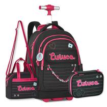 Kit Mochila de Rodinha Luluca Preto Lancheira e Estojo Clio Kit Mochila de Rodinha Luluca Preto Lancheira e Estojo Clio