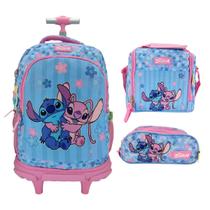 Kit Mochila De Rodinha Stitch + Lancheira + Estojo 50102 Kit Mochila De Rodinha Stitch + Lancheira + Estojo 50102