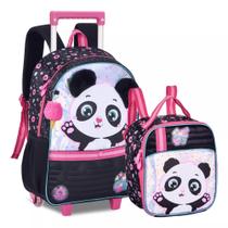Kit Mochila De Rodinhas E Lancheira Termica Pandinha Pelucia - Clio Kit Mochila De Rodinhas E Lancheira Termica Pandinha Pelucia - Clio