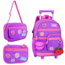 Kit Mochila De Rodinhas Escolar Da Juju Teófilo Com Estojo Box Pra 36 Pens e Lancheira Térmica Com Alça Ajustável Clio Kit Mochila De Rodinhas Escolar Da Juju Teófilo Com Estojo Box Pra 36 Pens e Lancheira Térmica Com Alça Ajustável Clio