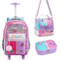 Kit Mochila de Rodinhas + Lancheira + Estojo Just Love Rainbow Chaveiro Denlex Kit Mochila de Rodinhas + Lancheira + Estojo Just Love Rainbow Chaveiro Denlex