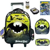 Kit Mochila Escolar Rodinhas Infantil Morcego Tam G Lancheira Estojo Pote Garrafa Batman Kit Mochila Escolar Rodinhas Infantil Morcego Tam G Lancheira Estojo Pote Garrafa Batman