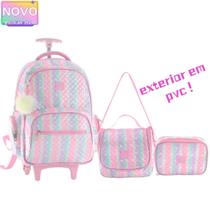 Kit Mochila Grande Com Rodas Estampa Arco Íris Candy Vertical Exterior em PVC Escolar Feminina Kit Mochila Grande Com Rodas Estampa Arco Íris Candy Vertical Exterior em PVC Escolar Feminina