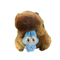 Kit mochila pelucia capivara com chaveiro e estojo temático