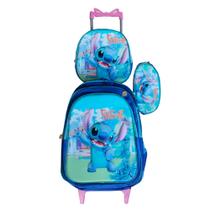 Kit Mochila Stitch Menina Azul BB com Rodinhas + Lancheira Térmica + Estojo em 3D Kit Mochila Stitch Menina Azul BB com Rodinhas + Lancheira Térmica + Estojo em 3D