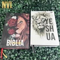 Kit NVI Casal Cristão 2 Bíblias Evangélicas Yeshua Branca e Leão com Rosas Letras Médias HDC Kit NVI Casal Cristão 2 Bíblias Evangélicas Yeshua Branca e Leão com Rosas Letras Médias HDC