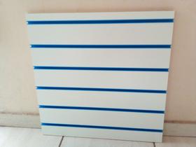Kit Painel Expositor Mdf Branco 60x60cm Com Canaleta Azul + 10 Ganchos De 10 cm