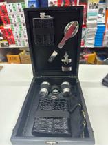 Kit Para Aventureiros Faca, Cantis, Colher e Lanterna em Prática Maleta Transportável Kit Para Aventureiros Faca, Cantis, Colher e Lanterna em Prática Maleta Transportável