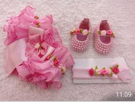 Kit para bebê contendo 1 sandalinha, 1 faixinha e 1 calcinha banda rica na cor rosa . Kit para bebê contendo 1 sandalinha, 1 faixinha e 1 calcinha banda rica na cor rosa .