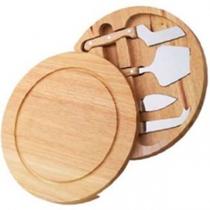Kit para queijo com 5 peças, possui tábua de bambu com detalhe circular em relevo na parte superior. - B2L