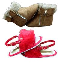 Kit Pelúcia Menina, Botinha e Sandália de Pelúcia Bicho de Pé Kit Pelúcia Menina, Botinha e Sandália de Pelúcia Bicho de Pé