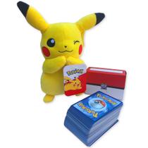 Kit Pelúcia Pikachu + Pack 100 Cartas Pokémon Aleatórias