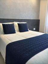 Kit Peseira de Tricot + 2 Capas de Almofada para Cama e Sofá Casal Padrão Decoração FIRENZE