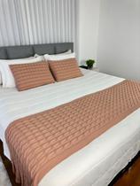 Kit Peseira Decorativa Tricot Trança Cama King + 2 Capas