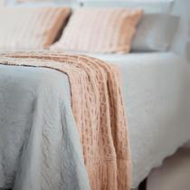 Kit Peseira Manta e Almofada Decorativa de tricot de Sofá ou Cama Casal com Franjas Trama Trançada