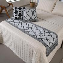 Kit Peseira Pezeira de Cama Queen com Almofadas Estampa Grega - 5 Peças