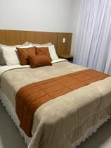 Kit Peseira Queen 2,30x45cm + 3 capa de almofada suede drapeada