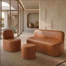 Kit Poltrona Decorativa Lumiere Com Puff Coliseu e Namoradeira Naeris W01 material sintético Camel - Lyam Decor
