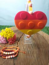 Kit pop_it infantil contém 1 tira com aplique de coração mais 3 pulseiras personalizadas
