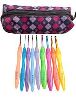 Kit Porta Agulhas Com 9 Agulhas De Crochê Cabos Coloridos Kit Porta Agulhas Com 9 Agulhas De Crochê Cabos Coloridos