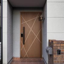 Kit Porta de Madeira Frisada 210x92cm Batente 14cm Fechadura Digital e Puxador Abertura Direita - Rodam Portas