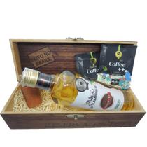 Kit Presente Cachaça Velho Alambique Amburana Orgânica 700 ML - 2 Drips de Café com Caixa e Copo