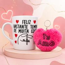 Kit Presente Dia dos Namorados: Caneca Frase Feliz Bastante Tempo e Chaveiro Coração Pelúcia