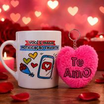 Kit Presente Dia dos Namorados: Caneca 'Notificação Preferida' + Chaveiro Coração Pelúcia