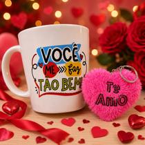 Kit Presente Dia Namorados: Caneca Frase "Você me faz tão bem" + Chaveiro Coração Pelúcia Kit Presente Dia Namorados: Caneca Frase "Você me faz tão bem" + Chaveiro Coração Pelúcia