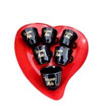 Kit presente para mãe - prato plastico vermelho coração + 6 xicaras pretas acrilico/plastico estampadas Kit presente para mãe - prato plastico vermelho coração + 6 xicaras pretas acrilico/plastico estampadas