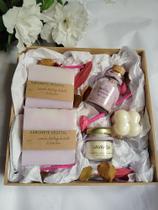 Kit Presente Premium Lavanda 2 Sabonetes 2 Mini Velas e 1 sais de banho em Caixa de madeira MDF Kit Presente Premium Lavanda 2 Sabonetes 2 Mini Velas e 1 sais de banho em Caixa de madeira MDF