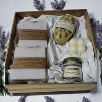 Kit Presente Premium Sabonetes Lavanda Camomila e Mini Velas em Caixa MDF