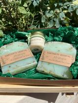 Kit Presente Sabonetes Vegetais Xô Uruca e Mini Vela Alecrim Kit Presente Sabonetes Vegetais Xô Uruca e Mini Vela Alecrim