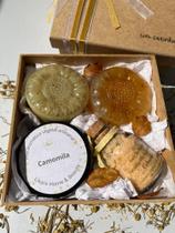 Kit Presente Sabonetes Vela Aromática e Sais de Banho Calêndula e Camomila em Caixa MDF Kit Presente Sabonetes Vela Aromática e Sais de Banho Calêndula e Camomila em Caixa MDF
