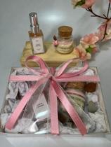 Kit Presente Vela Aromática e Home Spray Premium Flor de Cerejeira Kit Presente Vela Aromática e Home Spray Premium Flor de Cerejeira