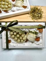 Kit Presente Vela Aromática e Sabonete Massageador Camomila